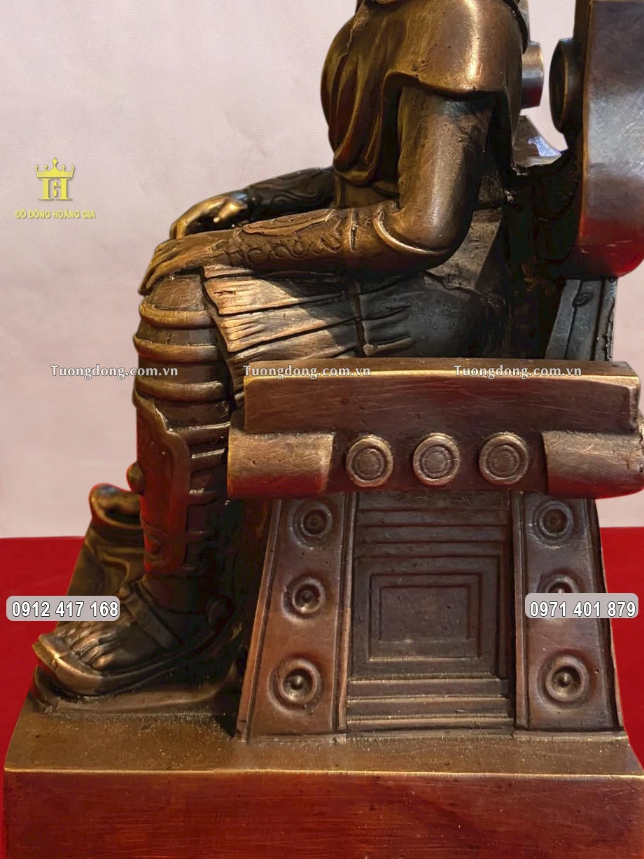 Toàn bộ bề mặt được hun nâu giả cổ vô cùng uy nghiêm